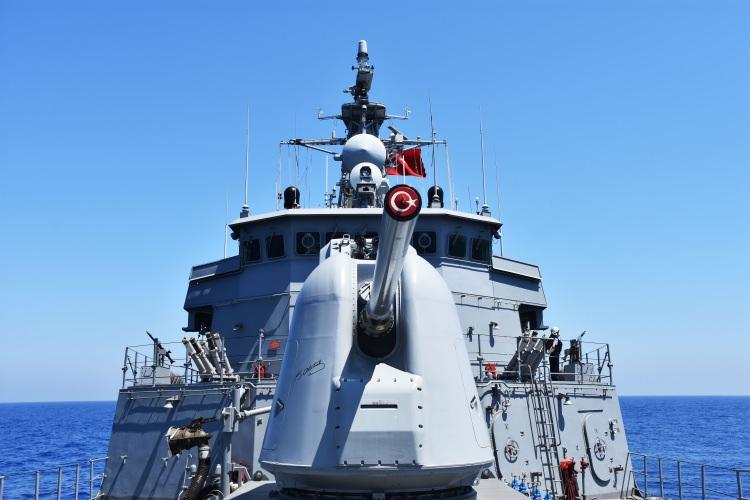 <p>Çalışmalara, Deniz Kuvvetleri Komutanlığına bağlı fırkateynler, korvetler, hücumbotlar, denizaltılar, karakol botları ile insansız hava araçları dahil deniz ve hava vasıtalarıyla kesintisiz şekilde refakat ve koruma görevi sağlanıyor.</p>