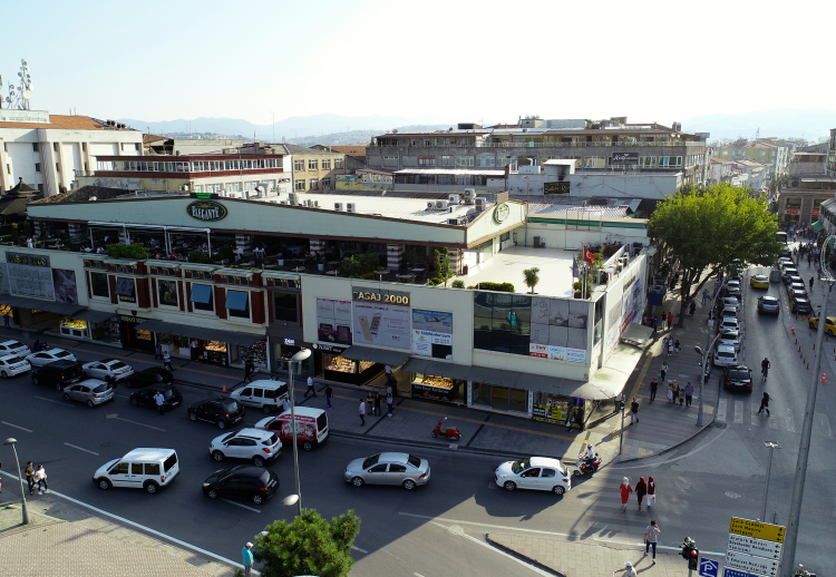 <p>Sakarya'nın Adapazarı ilçesindeki Çark Caddesinin yeni hali.</p>