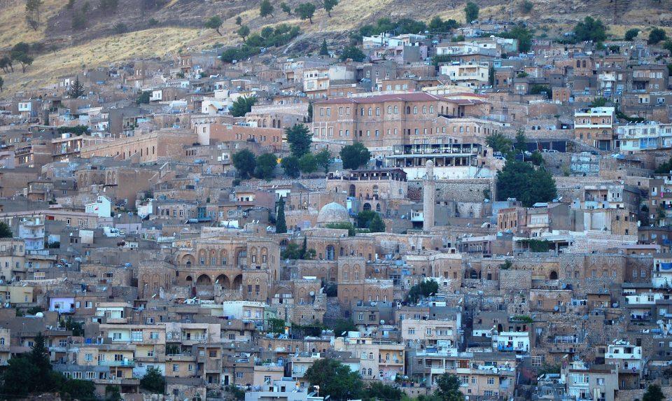 <div>Ocaktan çıkarılan Mardin taşını kurdukları fabrikada işledikten sonra ihraç ettiklerini belirten Kalya, "Mardin taşı gözeneksiz, içinde damar bulunmayan lokum gibi bir taştır. Bu nedenle de uzun yıllar kirlenmeden kalır, uzun ömürlüdür. Mardin 5 bin yıldır ayakta olan bir şehir. Taşları adete dantel gibi işlenmiş bir şehirdir." dedi.</div>
<div> </div>