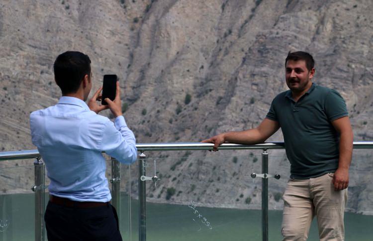 <p>Uzundere Belediye Başkanı Hilmi Aktoprak, AA muhabirine yaptığı açıklamada, cam terasın Türkiye'nin nadir tesislerinden olduğunu belirterek, "Tesisimiz insanların ilgisini çok çekiyor çünkü Türkiye'de nadir bulunan terasa gelen her vatandaşımız burayı merak ediyor ve meraklarında da haklılar." dedi.</p>
<p> </p>