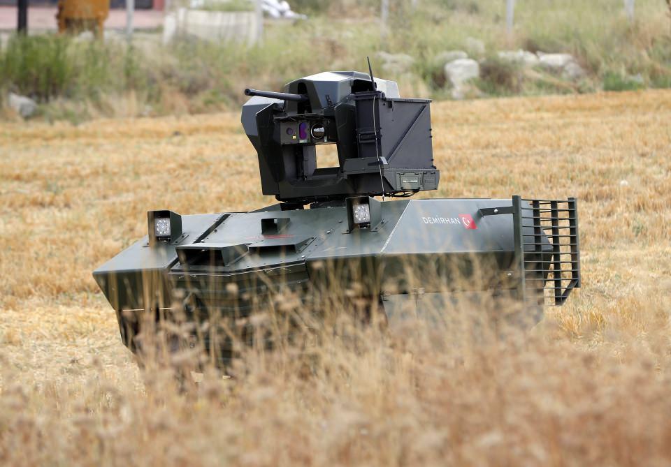 <p>Yazılım ve motor sistemini daha da güçlendirdiklerini vurgulayan Coşkun, iletişim kesilmelerine karşı önlemleri de artırdıklarını kaydetti.</p>
<p>Geçen sürede kara kuvvetleri, jandarma ve polis özel harekat temsilcileriyle görüşmeler gerçekleştirdiklerini ifade eden Coşkun, kendilerine iletilen ihtiyaçlar doğrultusunda aracı geliştirdiklerini belirtti.</p>