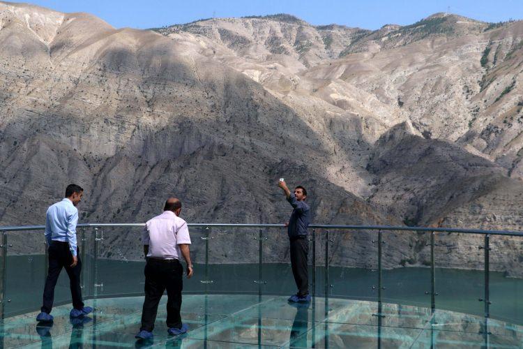 <p>Gölü yüksekten izleme fırsatının yanında yine göl çevresinde yapılacak kafeterya, bahçe, otopark, yürüyüş ve bisiklet yolu ile yerli ve yabancı turist sayısının artırılması hedefleniyor.</p>
<p> </p>