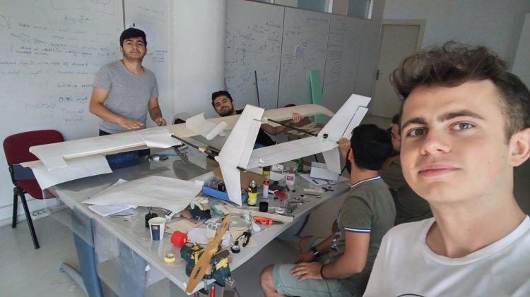 <p>Mühendis adayları, proje kapsamında Cevheri'nin üretimi, uçuş kontrolü ve algoritması, otonom kilitlenme gibi görevleri üstlendi.</p>