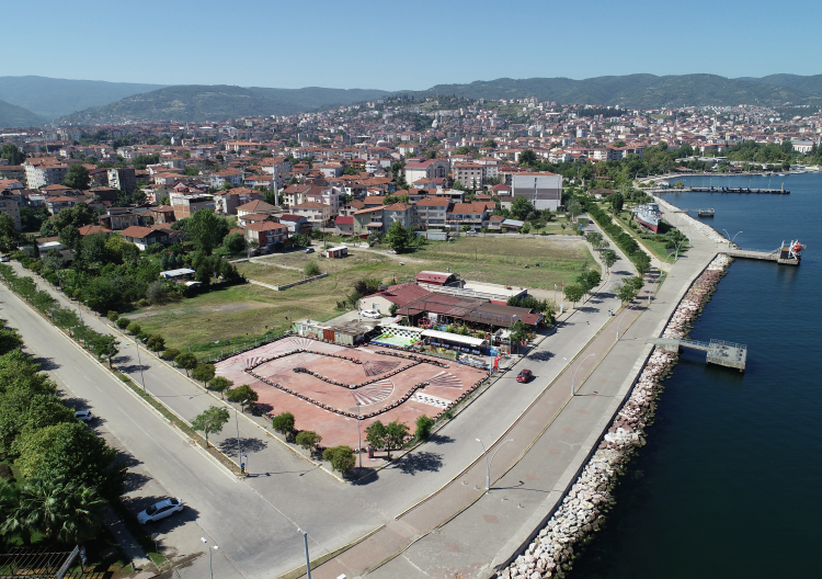 <p>Kocaeli'nin Gölcük ilçesindeki Kavaklı sahilinin yeni hali.</p>