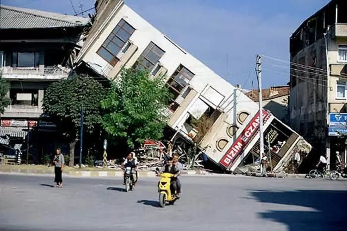 <p>17 Ağustos 1999 yılında Kocaeli'nin Gölcük ilçesinde meydana gelen 7,4'lük depremin üzerinden tam 20 yıl geçti. 20 yıl geçmesine rağmen ise bu fotoğraflar hafızalardan silinmedi. </p>
