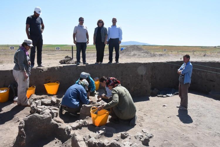 <p>Doç. Dr. Murat Türkteki, “Burada 1300 yıl boyunca, milattan önce 3200-1950 yılları arasında yaşamın izlerini takip etmemiz mümkün. Yaklaşık 10 metrelik bir kültür dolgusu var. 350 metreye, 250 metre boyutlarında bir yerleşmeyi kazıyoruz. Yerleşme, sadece bu ovanın ürününün depolandığı yer değil, aynı zamanda Mezopotamya'dan Balkanlara uzanan bir ticaret hattının da ortasında yer alıyor. Höyüğün yüksekliğini 10 metre olarak söyleyebiliriz. Yerleşme bu bölgenin merkezi konumunda olduğu için oldukça büyük ve önem arz ediyor. 5 bin yıl önce ilk şehirciliğin başladığı yerlerden birisi. Bugüne kadarki çalışmalarla yerleşme planını ortaya çıkarmış vaziyetteyiz” diye konuştu.</p>
