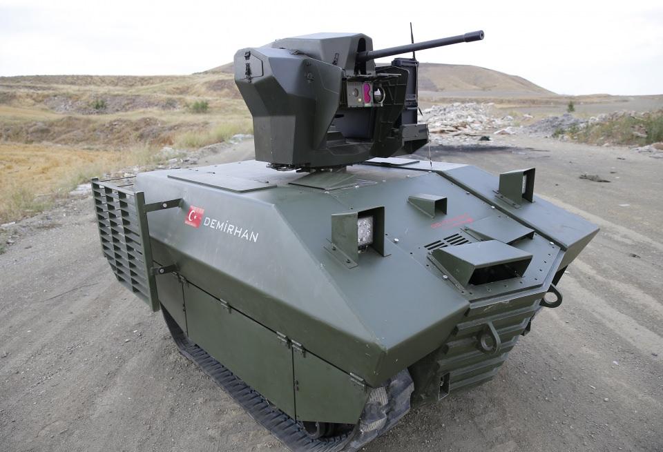 <p><strong>Uzun süreli görev için takviyeler yapıldı</strong></p>

<p>Aracın 3 kilometreden kontrol edilebildiğini ve 2020'de bu mesafeyi 5 kilometreye çekmeye çalışacaklarını anlatan Coşkun, iletişim kopmalarına karşı önlemlerini aldıklarını kaydetti.</p>

<p>Aracın 200 litrelik bir depoya sahip olduğunu ve 20 saate kadar görev yapabileceğini belirten Coşkun, kumanda panelinde de bu süreye uygun ek bataryalar için düzenlemeye gittiklerini anlattı. </p>
