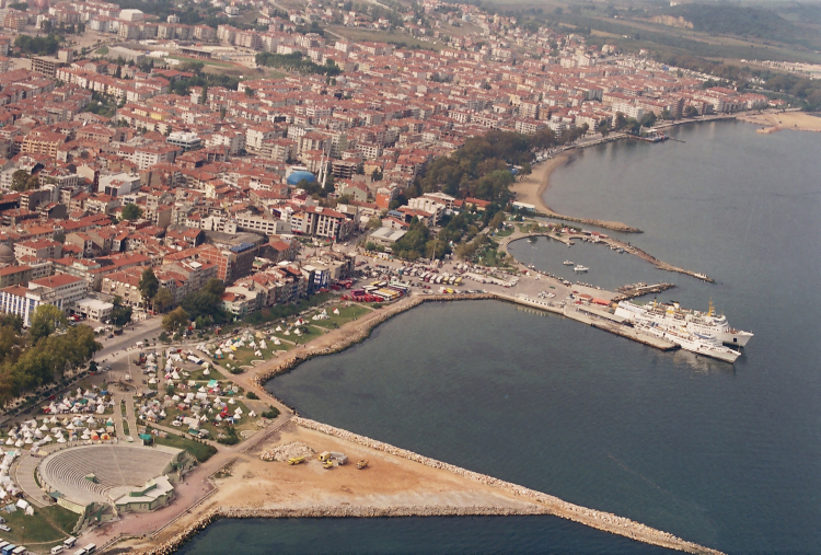 <p>Yalova Sahil Meydanının eski hali.</p>