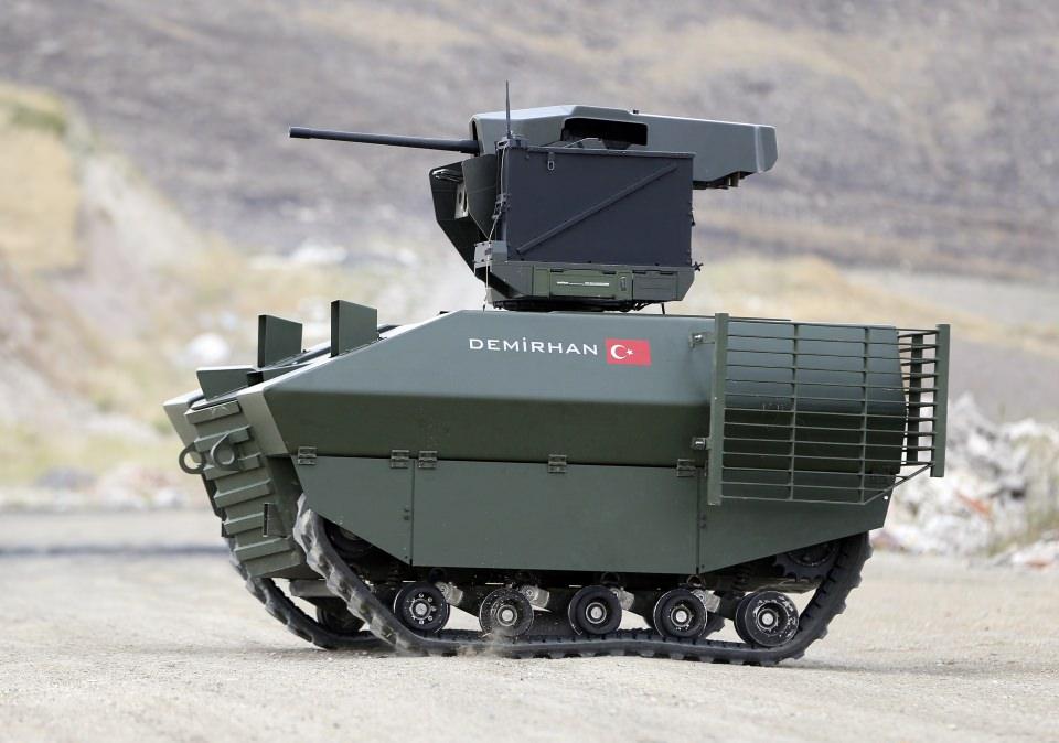 <p>Özellikle aracın yürüyüş sistemlerini sürekli testlere tabi tutarak tanklardaki "torsion bar" süspansiyon sistemini tamamıyla oturttuklarını anlatan Coşkun, yürüyüş testlerini aracın üzerindeki SARP Uzaktan Komutalı Stabilize Silah Sistemi'yle gerçekleştirdiklerini belirtti. Coşkun, ilerleyen günlerde silahlı atış testlerine de başlayacaklarını dile getirdi.</p>
<p> </p>