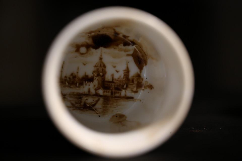 <p>Türk kahvesi ritüelinin espresso gibi şat atmak olmadığını vurgulayan Kale, "Bu bir sohbet, sohbetin sonunda niyetler tutulur, telvesinden yüz maskesi, ayrıca sanat da yapılır." diye konuştu. </p>

<p>Türk kahvesi pişirme tekniğinin hiç kimseye benzemediğini aktaran Kale, yanında lokum, müzik ve mikro art sanatıyla birlikte beş duyuya hitap edeceklerini belirtti.  </p>

<p> </p>
