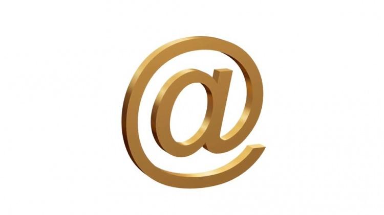 <p>Ağırlık sembolü olarak ortaya çıkan bir diğer sembol de elektronik postaların vazgeçilmezi '@' işareti.</p>

<p>İlk olarak 16. yüzyılda İspanya'da bir ağırlık ölçü birimi olan Arroba'nın kısaltması olarak kullanıma giren sembolü, o dönemden kalma ticari yazışma ve tüccar kayıtlarında görmek mümkün.</p>

<p>Sembol daha sonra yer bildirimi olarak görev görmeye başlamış.</p>

<p>Elektronik postalarda da '@' sembolü adresin bulunduğu servis sağlayıcıya işaret ediyor.</p>
