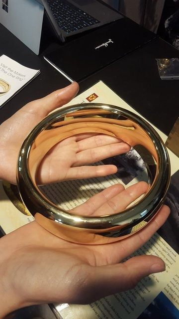 <p>Yüzüklerin Efendisi serisinde yakın çekim için kullanılan yüzüklerden biri.  </p>

<p> </p>
