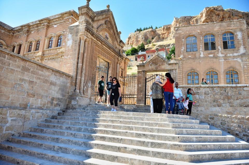 <p>Diğer taşlar zamanla aşınıyor ama Mardin taşı 5 bin yıllık şehirde birçok yerde yıllar önce kullanılmış ve hala duruyor. </p>
<p> </p>