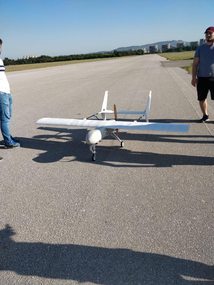 <p>- Cevheri'nin yetenekleri </p>
<p>Araç, geniş kanat açıklığı ve aerodinamik açıdan kusursuz hava temas yüzeyleriyle stabil uçuşu başarılı şekilde gerçekleştiriyor. Fiziki olarak model uçaklara kıyasla büyüklüğünün yanında ultra güçlü motoru ve kusursuz hareket yüzeyleri sayesinde minimum dönme yarıçapı 15 metreyi bulan etkin bir manevra kabiliyetine sahip bulunuyor. </p>
