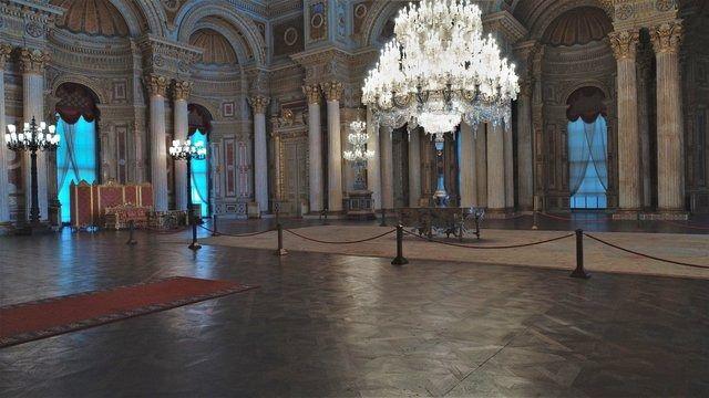 <p>Neoklasik tarzda kurgulanmış 56 sütunla bir Roma formu izlenimi uyandıran salonun üst katında dört loca bulunuyor. Bayram günlerinde bu localar özel konukları ağırlıyor. Locaların ilkinde büyükelçiler, ikincisinde üst düzey yabancı konuklar, üçüncüsünde Muzıka-ı Hümayun adıyla anılan saray orkestrası yer alıyor. Sultan tahtının üstüne denk gelen loca ise güvenlik gerekçesiyle boş bırakılıyor.</p>
<p> </p>