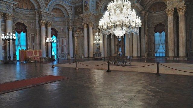 <p>Sultan Abdülhamid’in soğukkanlı tavrı, yurt içinde olduğu kadar yurt dışında da yankı uyandırıyor. Hatta Alman İmparatoru Wilhelm, saraya gönderdiği kutlama mesajında padişahın cesaretine şu sözlerle vurgu yapıyor: “Deprem felaketi esnasında gösterdiğiniz metanet ile hepimize örnek oldunuz. Bu tavrınızı tebrik ve takdir etmekten beni hiçbir şey alıkoyamaz” diyor.</p>
<p> </p>