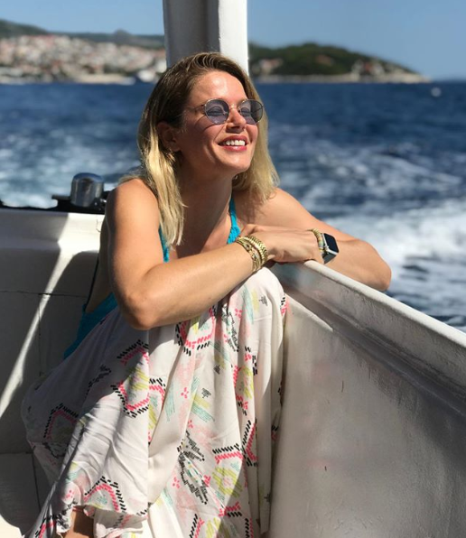 <p>Burcu Biricik: Kuzgun dizisinde rol alan Biricik, mavi ve pembe uyumunu yakaladığı kombiniyle haftanın şıkları arasında yer alıyor.</p>
