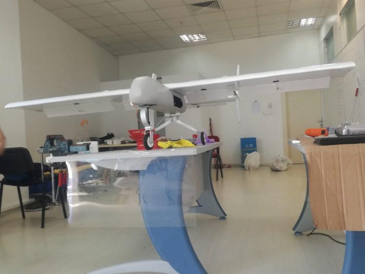 <p>Yapılan ön tasarım ve analizlerin ardından İHA'nın üretimi gerçekleştirildi. 2,4 metre kanat açıklığı ve 1,8 metre uzunluğa sahip Cevheri'nin maksimum kalkış ağırlığı 9,5 kilograma karşılık geliyor.</p>