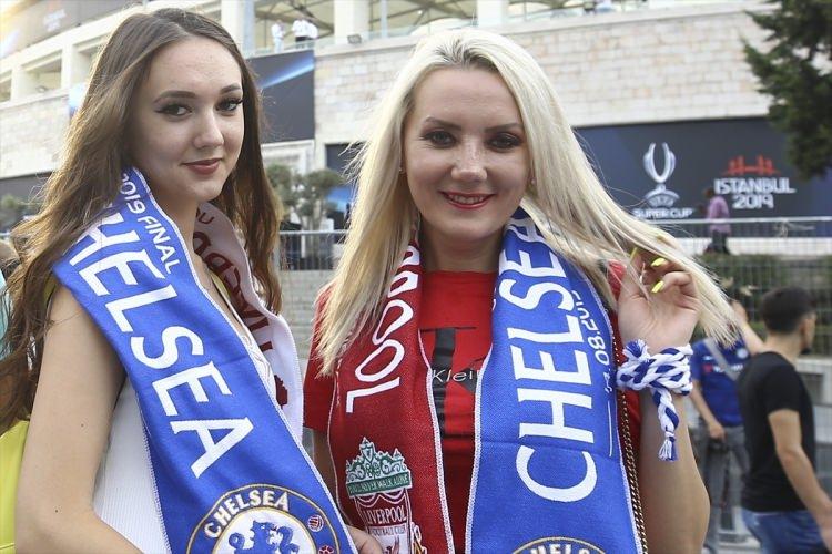 <p>Şampiyonlar Ligi şampiyonu Liverpool ile UEFA Avrupa Ligi'nde zafere ulaşan Chelsea, Vodafone Park'ta oynanan UEFA Süper Kupası'nda karşı karşıya geliyor.</p>

<p>Tarihi karşılaşma öncesi renkli kareler ortaya çıktı. İşte İstanbul'dan muhteşem kareler...</p>
