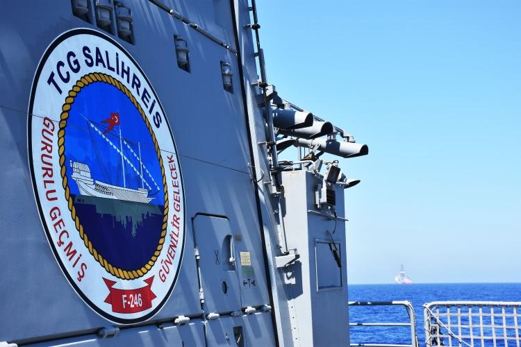 <p>Komutan tebrigatta, "Türkiye Cumhuriyeti'nin deniz hak ve menfaatlerinin korunması için her zaman olduğu gibi görevimizin başındayız. Mavi vatanda Kurban Bayramı'nda nöbetteyiz. Şehitlerimizi ve gazilerimizi minnetle anıyoruz. Siz değerli personelin ve ailelerinin Kurban Bayramı'nı en içten dileklerimle kutluyorum, iyi bayramlar." ifadelerini kullandı.</p>
