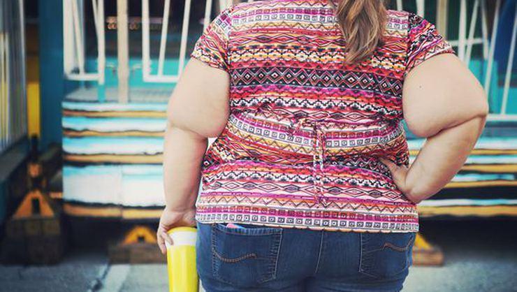 <p>Beslenme alışkanlıklarındaki hata, yetersiz vücut hareketleri gibi durumlarında obeziteye yol açtığı biliniyor. Uzmanlar özellikle dışardaki yemeklerde hazır gıdalar ve trans yağlar çokça bulunduğundna bu hastalığın yaşanmasına davetiye çıkarır. </p>

