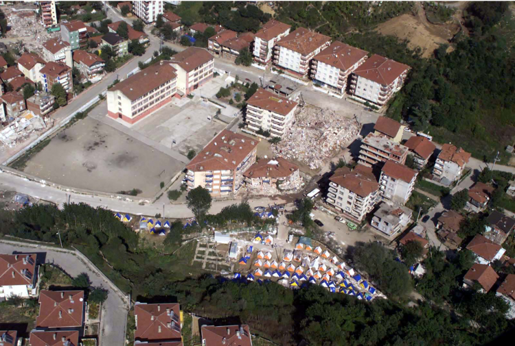 <p>17 Ağustos 1999'da saat 03.02'de merkez üssü Kocaeli'nin Gölcük ilçesi olan ve yaklaşık 45 saniye süren 7.4 büyüklüğündeki depremin üzerinden 20 yıl geçti. Kocaeli, İstanbul, Düzce, Sakarya ve Yalova'da can ve mal kaybına neden olan depremde resmi verilere göre 17 bin 840 kişi hayatını kaybetti. On binlerce kişinin yaralandığı Marmara Depremi'nin ardından yıkılan kimi binaların yerine yeni yerleşim birimleri yapılırken, kimileri ise boş olarak günümüze kadar geldi. AA foto muhabirleri depremde hasar gören yerlerin 20 yıl sonraki hallerini havadan görüntüledi.<br />
<br />
Kocaeli'nin Gölcük ilçesine bağlı Yemimahallenin eski hali.</p>
