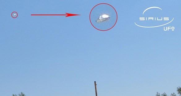 <p>1950'li ve 60'lı yıllarda UFO gözlemi bildiren birçok yolcu uçağı pilotu bulunduğunu, pilotların aslında U-2 casus uçaklarının bir anda belirip kaybolan görüntüsüne aldandığını belirtti. Açıklamada, '12 bin metrede uçarken, U-2 uçağından yansıyan güneş ışınlarının uçağın bir ateş topu gibi görünmesine neden olduğu' ifade edildi.</p>

<p> </p>
