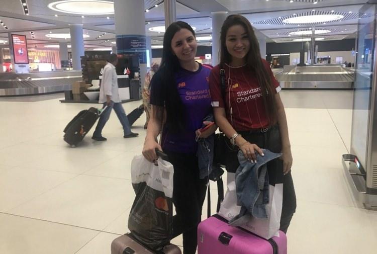 <p>Final maçını izlemek için Liverpool formasıyla Rusya'dan gelen Galya ve Alexandra isimli kadın taraftarlar da İstanbul'da oldukları için çok mutlu olduklarını belirtti.</p>

<p>Galya, "Rusya’nın St. Petersburg kentinden geliyoruz. Maçı izledikten sonra bir gün daha burada kalacağız. İstanbul'un meşhur yerlerini gezeceğiz. Daha sonra da evimize döneceğiz" şeklinde konuştu.</p>

<p>Alexandra ise röportaj sırasında Türkçe olarak İstanbul'u çok sevdiğini söyledi.</p>
