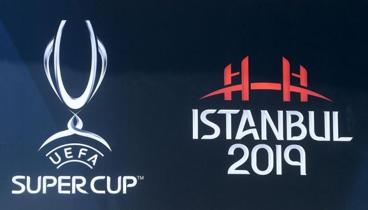 <p>UEFA Süper Kupa karşılaşmasını Fransız hakem Stephanie Frappart yönetecek. İlk kez UEFA'nın erkekler kategorisindeki üst düzey bir karşılaşmasında kadın hakem düdük çalacak. Frappart'ın yardımcılıklarını vatandaşı Manuela Nicolosi ve İrlanda Cumhuriyeti'nden Michelle O'Neal yapacak. Müsabakanın dördüncü hakemi ise FIFA kokartlı hakemimiz Cüneyt Çakır olacak.</p>