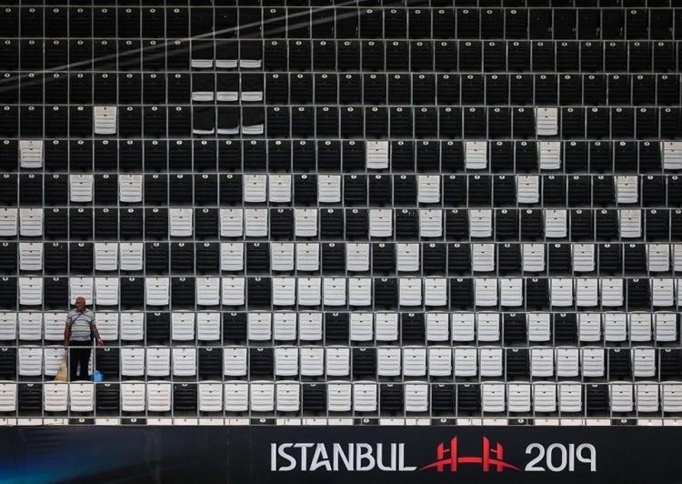 <p>İki İngiliz ekibini ilk kez karşı karşıya giterecek tarihi maç için alınan emniyet tedbirleri kapsamında, bazı yollar ulaşıma kapalı olacak.</p>