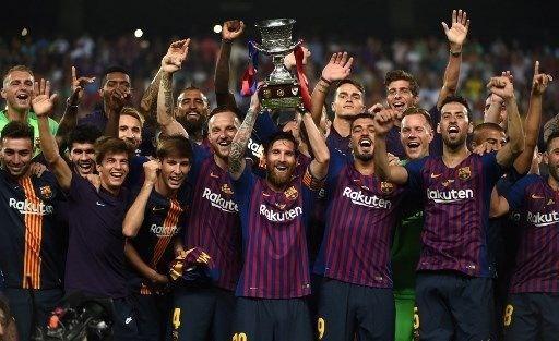 <p>UEFA Süper Kupa'yı en çok müzesine götüren ekipler İtalya'nın Milan ve İspanya'nın Barcelona takımları oldu.</p>
<p>Barcelona ve Milan, bu büyük organizasyonda 5'er kez mutlu sona ulaştı. Barcelona 4, Milan ise 2 kez Süper Kupa'da maçlarını kaybetti.</p>
<p>Milan, 1989'da Barcelona'yı, 1990'da Sampdoria'yı, 1994'de Arsenal'ı, 2003'te Porto'yu, 2007'de de Sevilla'yı geçerek kupaya uzandı. İtalyan ekibi, 1973'te Ajax, 1993'te de Parma'ya kupayı kaptırdı.</p>
<p>Barcelona ise 1992'de Werder Bremen, 1997'de Borussia Dortmund, 2009'da Shakhtar Donetsk, 2011'de Porto, 2015'te Sevilla karşısında galip gelerek kupayı kazandı. Katalan ekibi, 1979'da Nottingham Forest, 1982'de Aston Villa, 1989'da Milan, 2006'da da Sevilla karşısında mağlup olarak kupayı müzesine götüremedi.</p>