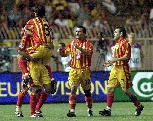 <p>Galatasaray, Monaco'da 25 Ağustos 2000'de yapılan maçta UEFA Kupası şampiyonu olarak, Şampiyonlar Ligi şampiyonu İspanyol ekibi Real Madrid'in karşısına çıktı.</p>
<p>Normal süresi 1-1 biten müsabakayı Mario Jardel'in "altın golü" ile 2-1 kazanan sarı-kırmızılı ekip, kupayı Türkiye'ye getirerek önemli bir başarıya imza attı.</p>