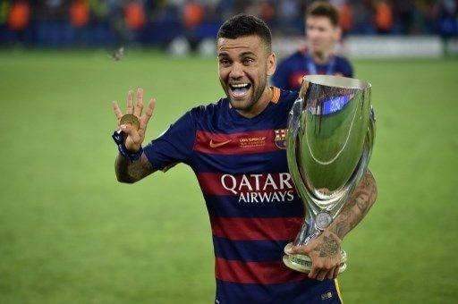 <p>UEFA Süper Kupa'yı en çok kazanan futbolcular, İtalyan Paolo Maldini ile Brezilyalı Dani Alves oldu. Maldini, tamamı Milan'da, Alves ise Sevilla ve Barcelona'da olmak üzere dörder kez şampiyonluk sevinci yaşadı.</p>

<p>UEFA Süper Kupa'yı bugüne kadar en çok İspanyol takımları müzesine götürdü.</p>

<p>İspanyollar bu yıla kadar 27 takımla yer aldıkları finalden 15 şampiyonluk çıkardı. İtalyanlar ise 13 finalde 9 kez şampiyonluğa ulaştı.</p>

<p>Organizasyonu en çok kazanan teknik adamlar listesinde İtalyan Carlo Ancelotti ile İspanyol Pep Guardiola zirvede yer alıyor.</p>

<p>Ancelotti, Milan ile 2003 ve 2007, Real Madrid ile 2014 yılında şampiyonluk yaşadı. Guardiola ise Barcelona'nın başında 2009 ve 2011, Bayern Münih ile de 2013 yıllarında mutlu sona ulaştı.</p>
