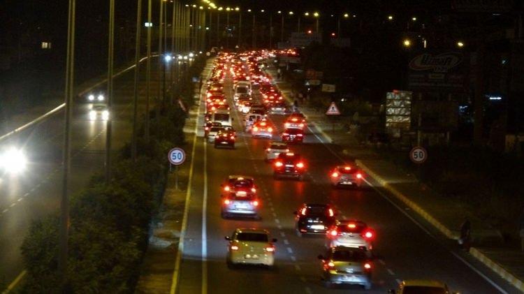 <p>Bölgede araç trafiğinde yaşanan yoğunluk nedeniyle özellikle E-87 kara yolunda kilometrelerce kuyruk oluştu..</p>