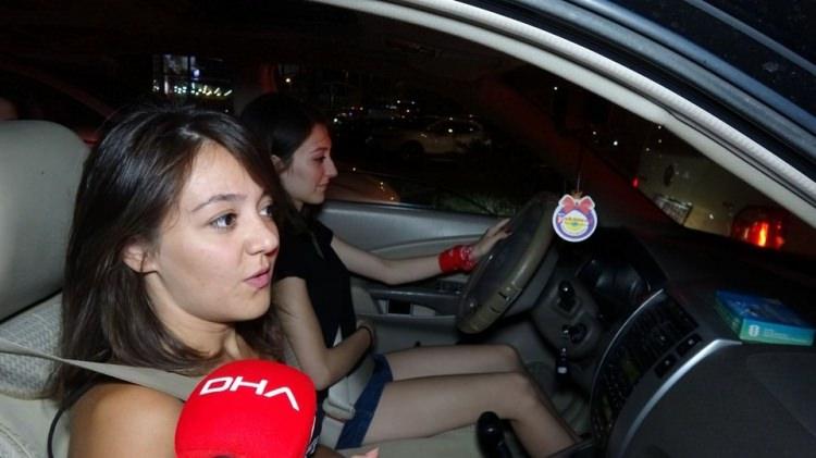 <p>Yolun araç trafiğine kapatıldığı anlarda ise Akçay'a gezmek için gelen kimi araç sürücüleri Altınoluk mahallesi tarafına gitmeyi tercih ettikelerini söylerken, kimi ise alternatif giriş güzegahları aradı.</p>