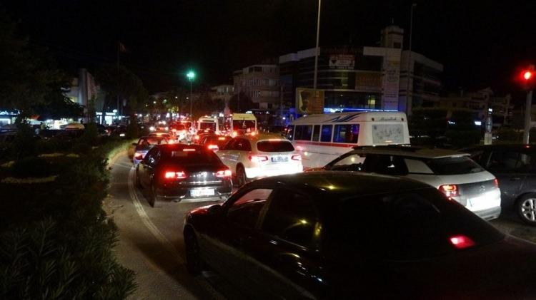 <p>Akçay'a girmek isteyen araçların oluşturduğu konvoy nedeniyle İzmir-Çanakkale kara yolunda da zaman zaman trafik akışı durdu.</p>