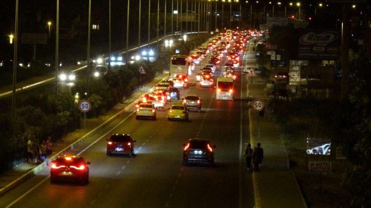 <p>Polis ekipleri, bölgedeki trafik akışını rahatlatmak için çalışmalarını sürdürdü.</p>