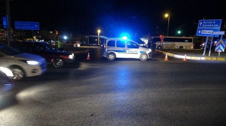 <p>Akçay Mahallesi'nden geçen E-87 kara yolu giriş kavşağı, polis ekipleri tarafından zaman zaman araç trafiğine kapatıldı.</p>