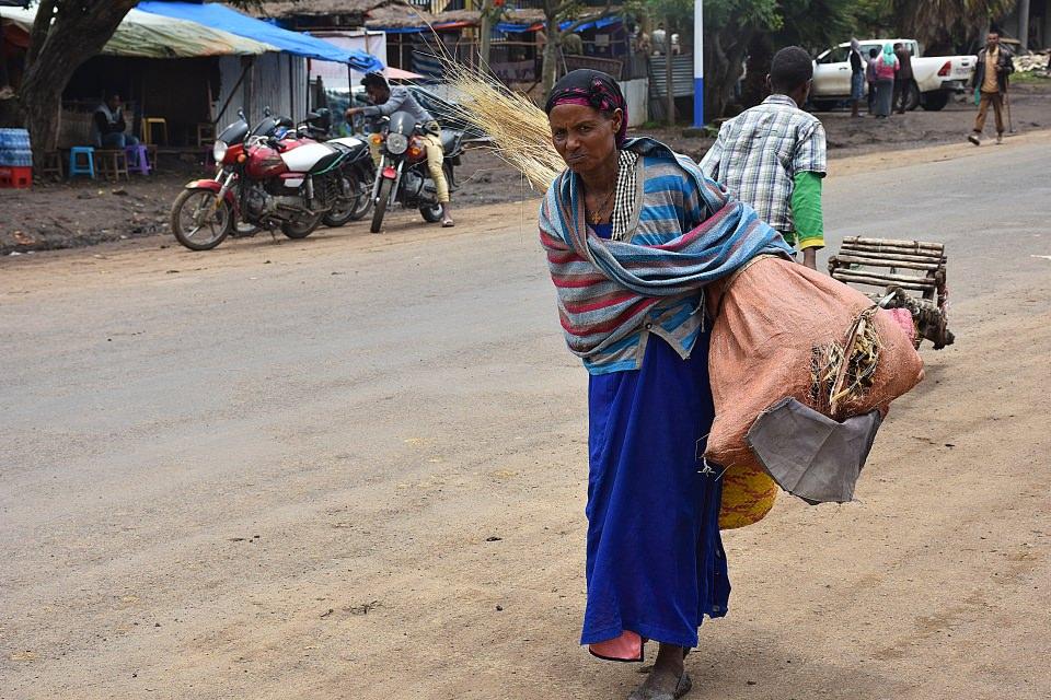 <p>Başkent Addis Ababa'nın çarşılarında, sokaklarında ve kırsal bölgelerinde kadınlar, çeşitli işlerle aile bütçelerine katkıda bulunuyorlar. </p>

<p> </p>

