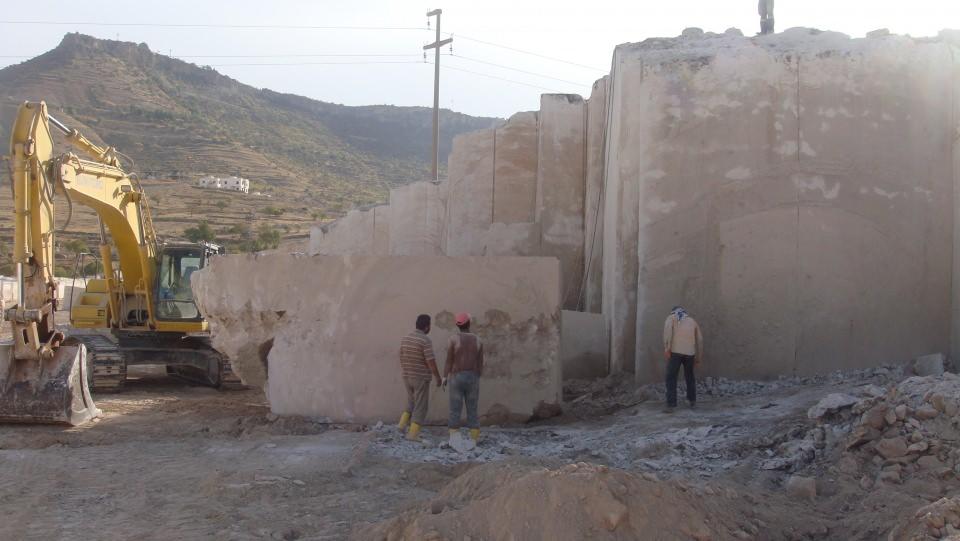 <div><strong>Mardin taşının ahşap gibi kolay işlenebildiğini dile getiren Kalya, şöyle devam etti:</strong></div>
<div> </div>
<div>"Taşımızın başak renginde olması dolayısıyla Mardin altın şehir görünümündedir. Mardin'e gelen misafirlerimiz bu taş dolayısıyla şehre hayranlık duyuyor. Mardin taşı zemin ve merdiven ile duvar kaplamaları başta olmak üzere çok yerde kullanılabiliyor.</div>
