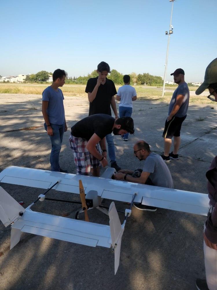 <p>Ayrıca araç, üzerinde bulunan GPS ve hızlı veri aktarım radyosuyla uçağa ait konum ve çeşitli sensör verilerini (pitot-statik sensör, IMU, entegre GPS, hareket, sıcaklık, basınç algılayıcıları vesaire) oldukça hızlı şekilde yer istasyonuna aktarıyor.</p>