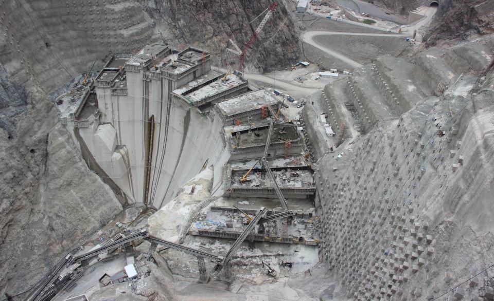<p>Her biri 186 megavatlık 3 üniteden oluşan Yusufeli Barajı ve HES tesisinin toplam kurulu gücü 558 megavat, yıllık enerji üretimi ise 1 milyar 888 milyon kilovatsaat olacak.</p>
<p> </p>