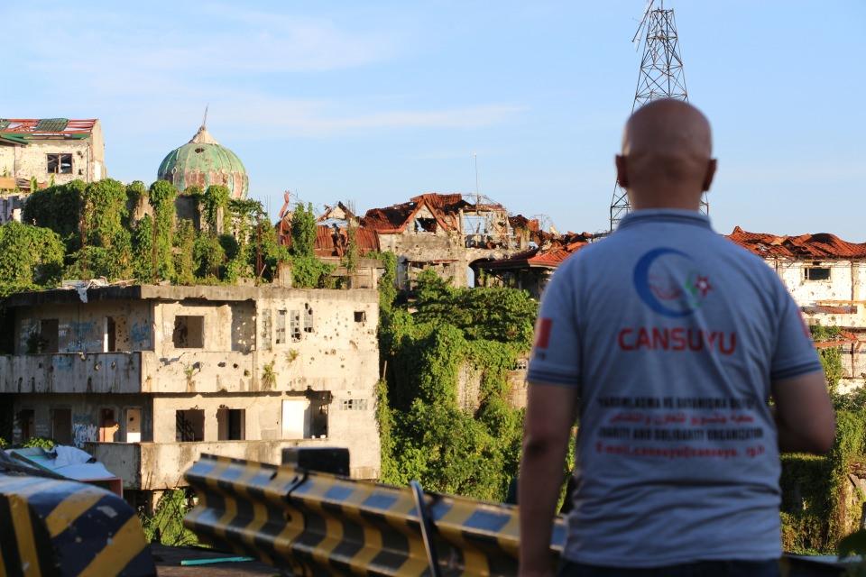 <p>DEAŞ bağlantılı Maute örgütü militanları ile güvenlik güçleri arasındaki çatışmalar nedeniyle Marawi'deki evlerini terk etmek zorunda kalan Morolu Müslümanlar, kamplarda zor şartlarda yaşamını sürdürüyor.</p>
