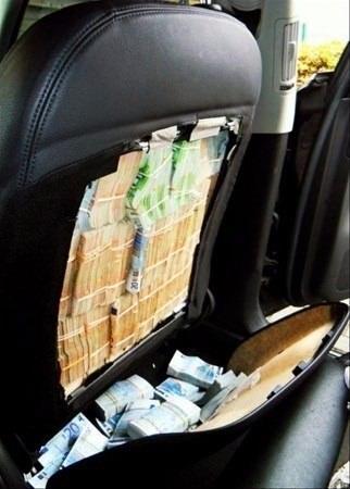 <p>Fransız polisi durdurdukları bir araçta 1,8 milyon euro buldu.</p>

<p> </p>
