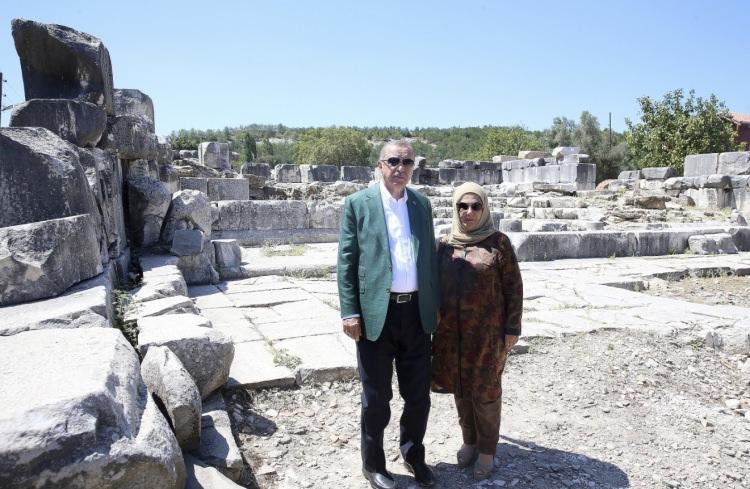 <p>Yatağan Belediye Başkanı Mustafa Toksöz, “İlçemiz sınırları içinde yer alan Stratonikeia antik kentini ziyaret ederek incelemelerde bulanan Sayın Cumhurbaşkanımız gerek antik kentimiz, gerekse ilçemiz için hazırlamış olduğumuz tüm projelerimizle bizleri Ankara’ya çağırarak Cumhurbaşkanı Yardımcısı Fuat Oktay ve ilgili bakanlarımızla görüşmeye davet ettiler. Geçtiğimiz Cumartesi günü bizlere 4 saat 30 dakika, bugün ise 3 saat zaman ayırdıkları için ve ziyaretlerinden dolayı Sayın Cumhurbaşkanımıza, değerli eşleri Emine Erdoğan hanımefendiye teşekkür ediyorum” dedi.</p>