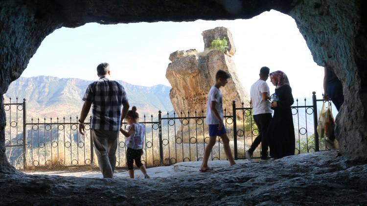 <p>Herkesi ülkenin doğal güzelliği vadiyi görmeye davet eden Amcalar, "Botan Vadisi Milli Parkı uzun vadeli bir gelişim planıyla Siirt'e önemli ölçüde turizm getirisi kazandıracak. Doğanın tekrardan tahrip edilmeyeceği şekilde burayı koruma altına alacağız ve bundan sonraki çalışmalarımızla insanları buraya çekeceğiz." ifadelerini kullandı.</p>
