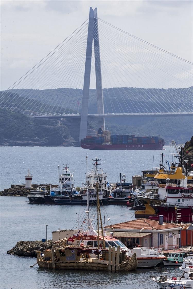 <p>16 Ağustos'ta Görlitz ve arkadaşlarınca suya indirilen 14 metrelik gemi Almanya, Bolivya, Bulgaristan, Hollanda, Rusya ve ABD'den yolculuğa katılan 12 kişilik mürettebattan oluşuyor.</p>
<p> </p>