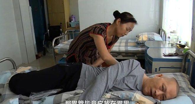 <p>Eş Zhan Gulhuan, tüm bu söylenenlere kulak asmadı. Günde 20 saatini kocasıyla geçiren kadın, 6 yılın sonunda amacına ulaştı ve eşi uyandı. </p>
