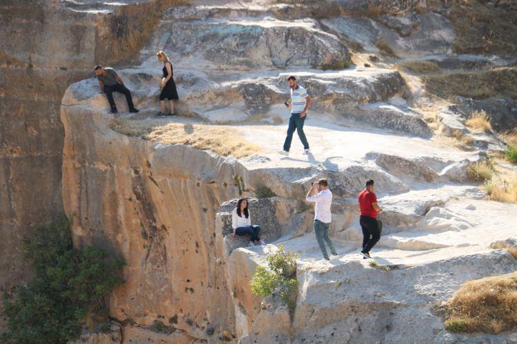 <p>"Vadideki Rasıl Hacar'ın kapsadığı doğal güzellik, Arizona'daki kanyonlardan çok daha ihtişamlı duruyor. Ayrıca Botan Vadisi, yaban hayatı ve endemik bitki çeşitlerinin var olduğu bir örtüye sahip. Botan, kültürel ve doğal güzellikleri barındırıyor. Su sporlarının yapılabileceği alanlar mevcut. Yamaç paraşütü, rafting ve doğa yürüyüşünün yapılabileceği çok güzel yerlerimiz var." </p>
