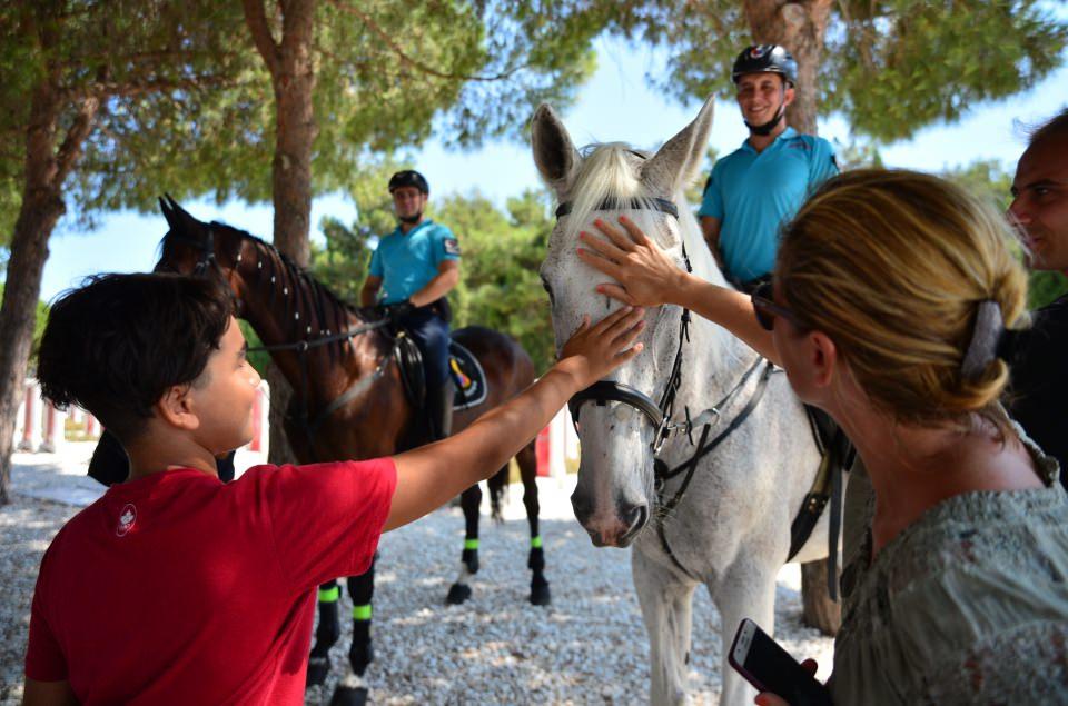 <p><strong>Tatilcilerin atlara büyük ilgi gösterdiğini vurgulayan Tiryaki, şöyle devam etti:</strong></p>
<p>"Kontrollerimiz sırasında bizi hayranlıkla izleyen yerli ve yabancı turistler, böyle özel eğitimli ve heybetli atların görevi ve ırkı hakkında bize sorular sorarak, fotoğraf ve video çekiniyor. Hayvan sevgisi ve jandarmanın kolluk görevinin uyum içinde bir arada yürütülmesinin harika bir uygulama olduğuna dair olumlu tepkiler alıyoruz. </p>
